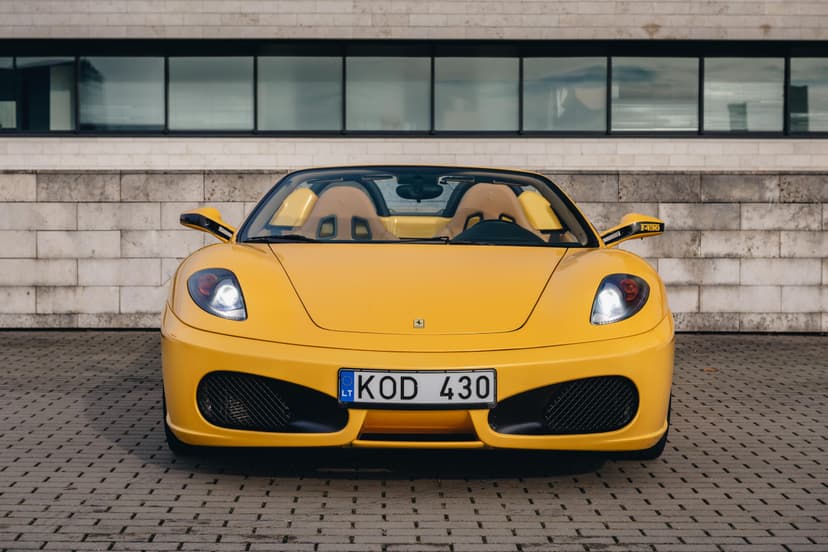 VIP Ferrari F430 vairavimas miesto gatvėse