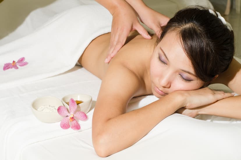Kūno masažas su aromaterapiniais aliejais