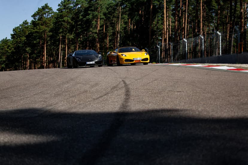 Skriek Ferrari ir Lamborghini Kačerginės „Nemuno žiedo“ trasoje