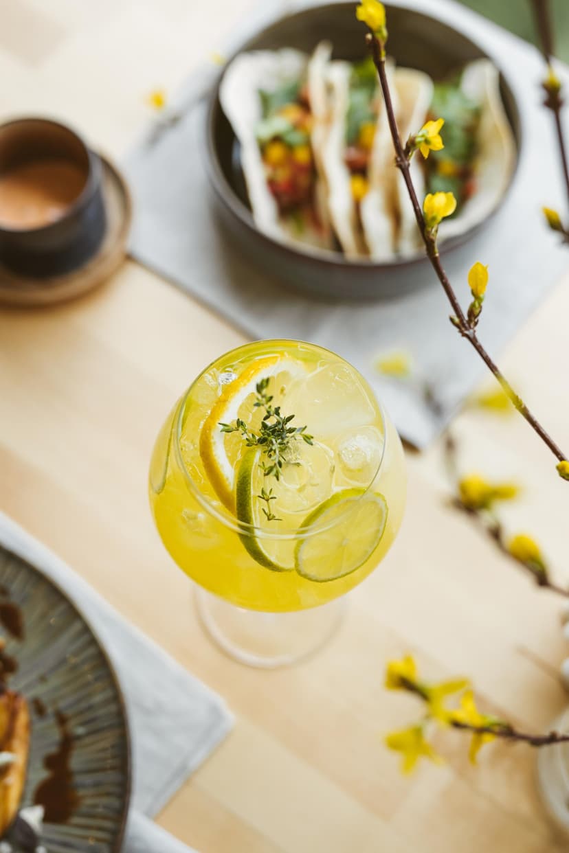 Desertas ir taurė burbuliukų su vaizdu į Laisvės alėją dviem