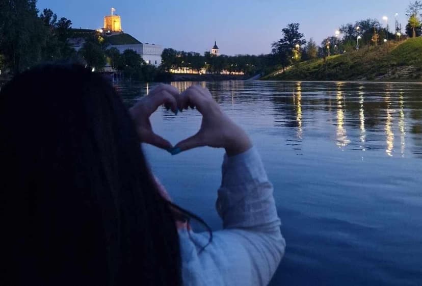 Plaukimas baidare per naktinį Vilnių dviem