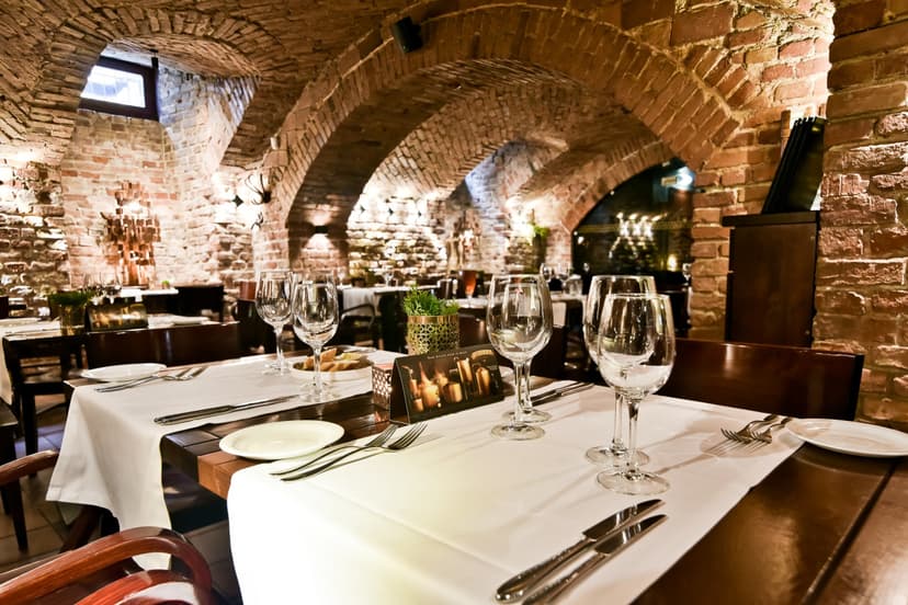 Prabangi 4 patiekalų vakarienė restorane „Avilys“ dviem