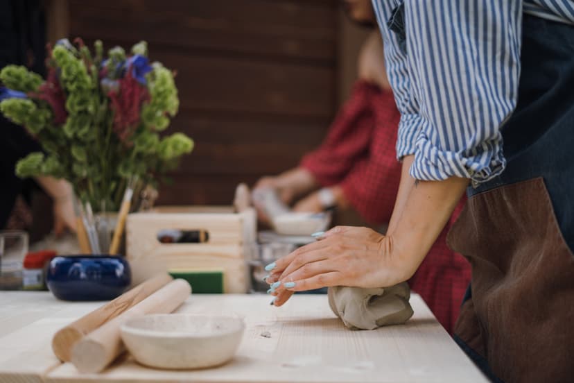 Keramikos užsiėmimas grupėje studijoje „Cosita“