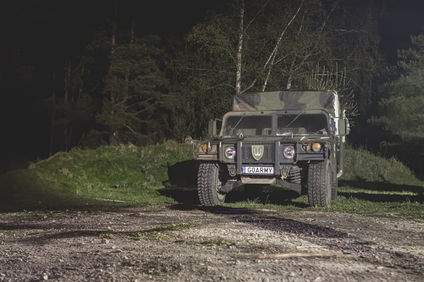 Tapk karinio „Humvee M988“ vairuotoju