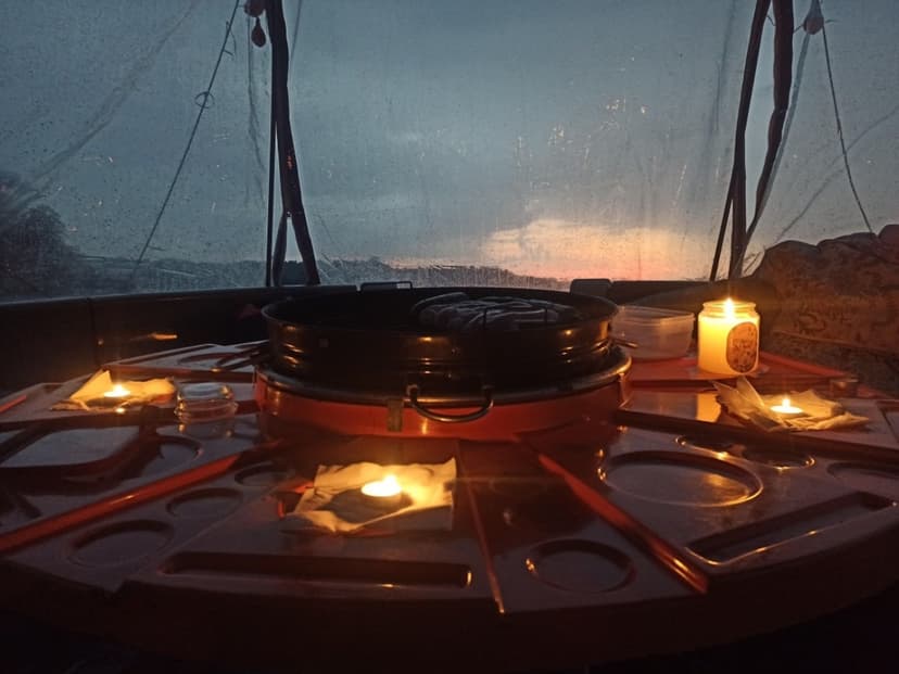 Išskirtinis pasiplaukiojimas „BBQ laivu“ Trakuose