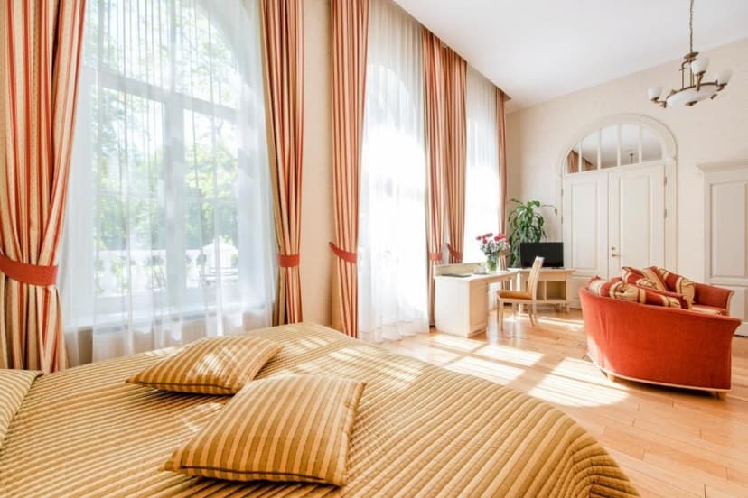 2 naktys LIUKSO klasės kambaryje DVIEM su pusryčiais ir druskų terapija