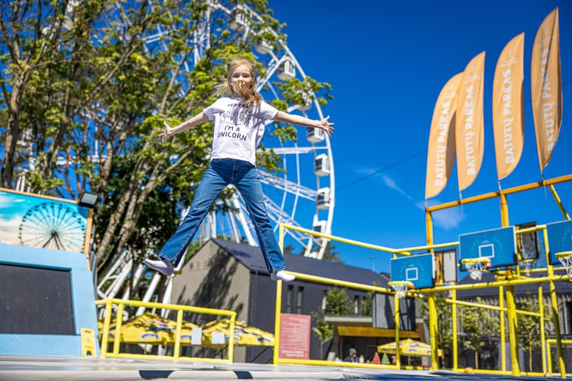 Pramogos „Palangos vasaros parke“: batutai + „Ninja Warrior“