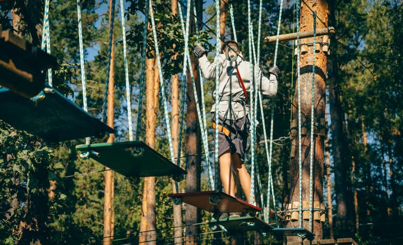 Pramogos, laipynės ir skrydis per Nemuną pramogų parke „Tarzanija“ DVIEM