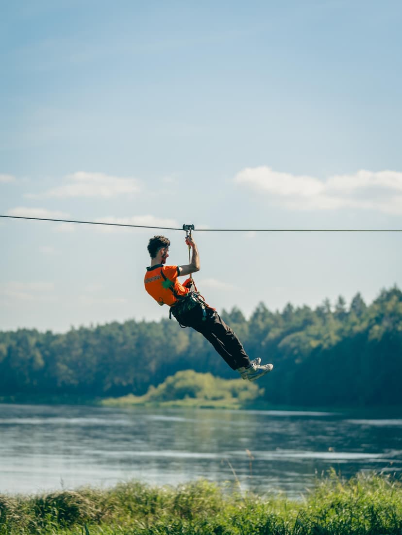 Pramogos, laipynės ir skrydis per Nemuną DVIEM pramogų parke „Tarzanija“